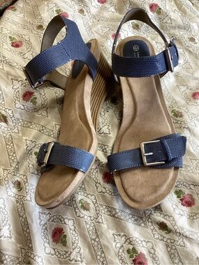 Giani Bernini Navy Textured Buckle Wedge Sandals 10M